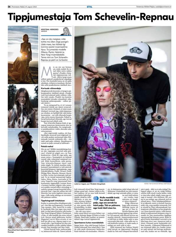 Lehden sivulla on artikkeli Tom Schevelin-Repnausta. Pääkuvassa meikkaaja kampaamossa Helsingissä meikkaa silmämeikkiä istuvalle naiselle, ja sivun vasemmassa reunassa on pienempiä kuvia malleista ja kauneuskuvauksista.